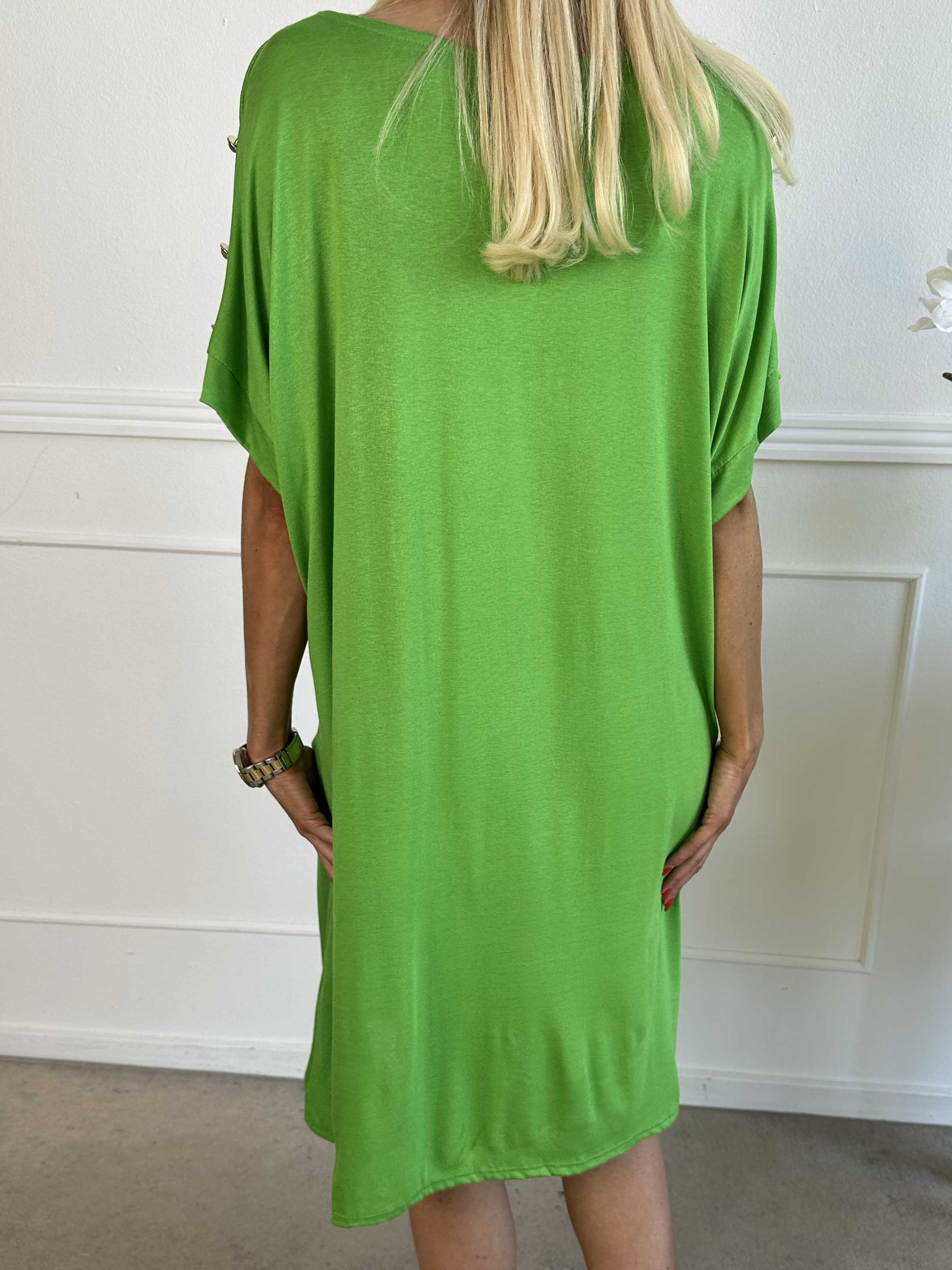 Alli - Söt t-shirtklänning med knappdetalj på axeln